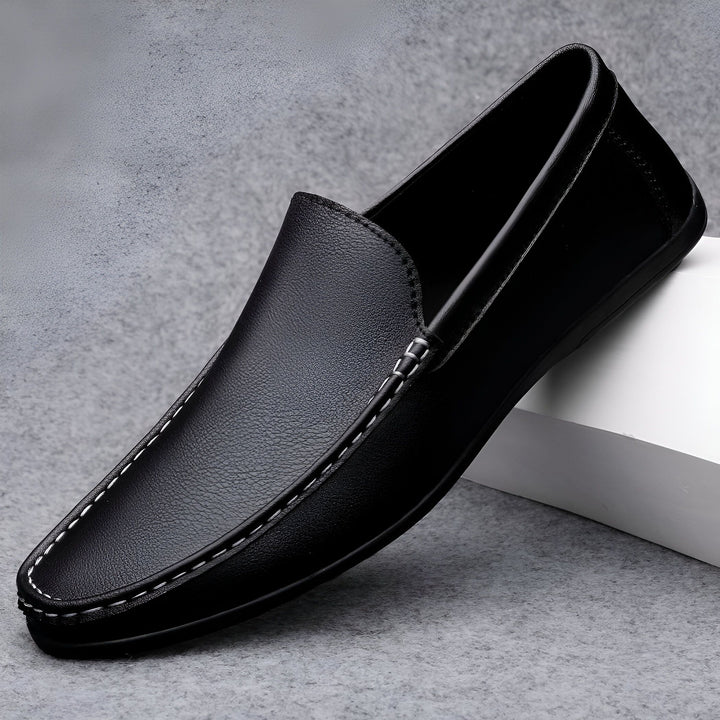 Mocassin noir élégant pour homme, en cuir, avec coutures blanches apparentes. Chaussure décontractée et confortable, idéale pour un look moderne et soigné., 45287127154869,45287127187637,45287127220405,45287127253173,45287127285941,45287127318709,45287127351477,45287127384245,45287127417013,45287127449781,45287127482549,45287127515317,45287127548085,45287127580853,45287127613621,45287127646389,45287127679157,45287127711925,45287127744693,45287127777461