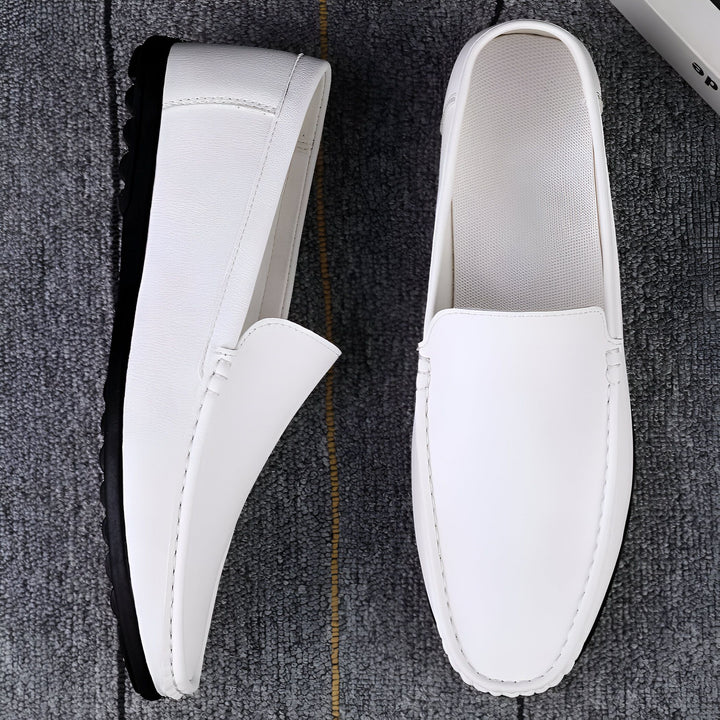 Vue rapprochée de mocassins blancs en cuir pour hommes avec semelle noire sur fond gris. Chaussures élégantes et confortables pour une allure décontractée., 45287127154869,45287127187637,45287127220405,45287127253173,45287127285941,45287127318709,45287127351477,45287127384245,45287127417013,45287127449781,45287127482549,45287127515317,45287127548085,45287127580853,45287127613621,45287127646389,45287127679157,45287127711925,45287127744693,45287127777461