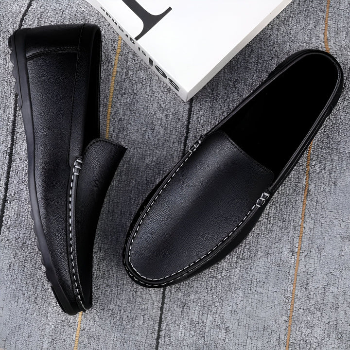 Mocassins noirs en cuir pour hommes, style décontracté, couture contrastée blanche, présentés avec un livre sur un tapis gris. Chaussures élégantes et confortables., 45287127154869,45287127187637,45287127220405,45287127253173,45287127285941,45287127318709,45287127351477,45287127384245,45287127417013,45287127449781,45287127482549,45287127515317,45287127548085,45287127580853,45287127613621,45287127646389,45287127679157,45287127711925,45287127744693,45287127777461