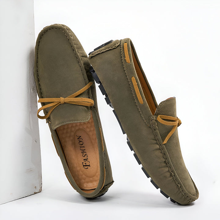Mocassins pour hommes en daim vert olive avec lacets décoratifs marron. Chaussures décontractées élégantes et confortables., 45286809731253,45286809764021,45286809796789,45286809829557,45286809862325,45286809895093,45286809927861,45286809960629,45286809993397,45286810026165,45286810058933,45286810091701,45286810124469,45286810157237,45286810190005,45286810222773,45286810255541,45286810288309,45286810321077,45286810353845,45286810386613,45286810419381,45286810452149,45286810484917,45286810517685,45286