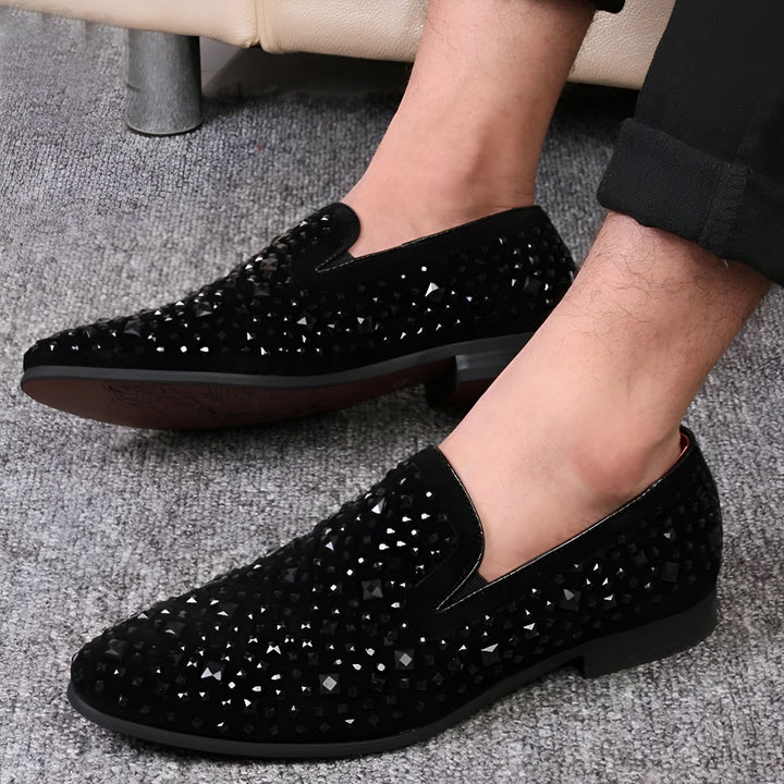 Gros plan sur des mocassins noirs en daim cloutés portés par un homme. Chaussures élégantes, look tendance et sophistiqué. Mode masculine, chaussures habillées noires., 45286639763637,45286639796405,45286639829173,45286639861941,45286639894709,45286639927477,45286639960245,45286639993013,45286640025781,45286640058549
