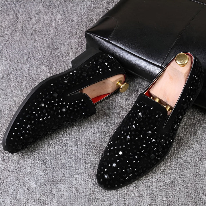 Mocassins noirs élégants incrustés de strass, présentés avec des embauchoirs et un sac en cuir noir. Chaussures de soirée homme, style mode et luxe., 45286639763637,45286639796405,45286639829173,45286639861941,45286639894709,45286639927477,45286639960245,45286639993013,45286640025781,45286640058549