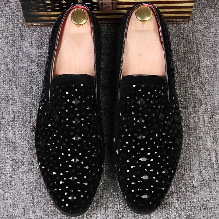 Mocassins noirs pour hommes ornés de motifs décoratifs brillants. Élégants et raffinés, ces souliers sont parfaits pour une occasion spéciale. Chaussures avec embauchoirs dorés et boîte décorée en arrière-plan., 45286639763637,45286639796405,45286639829173,45286639861941,45286639894709,45286639927477,45286639960245,45286639993013,45286640025781,45286640058549