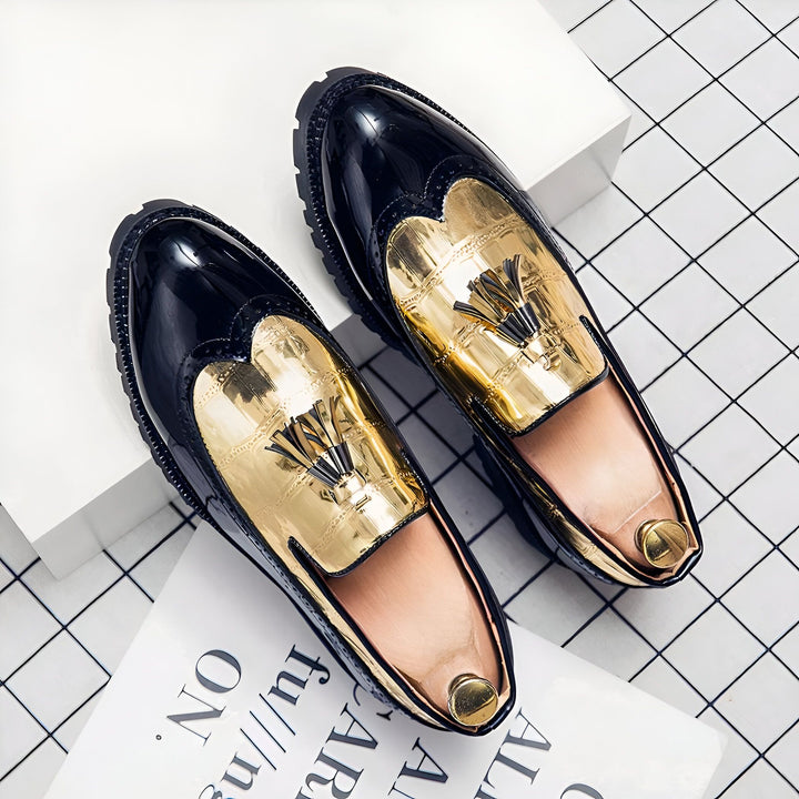 Vue rapprochée de deux mocassins noirs et dorés vernis sur un fond à carreaux. Chaussures élégantes et modernes pour hommes ou femmes. Accessoire de mode tendance., 45286828834997,45286828867765,45286828900533,45286828933301,45286828966069,45286828998837,45286829031605,45286829064373