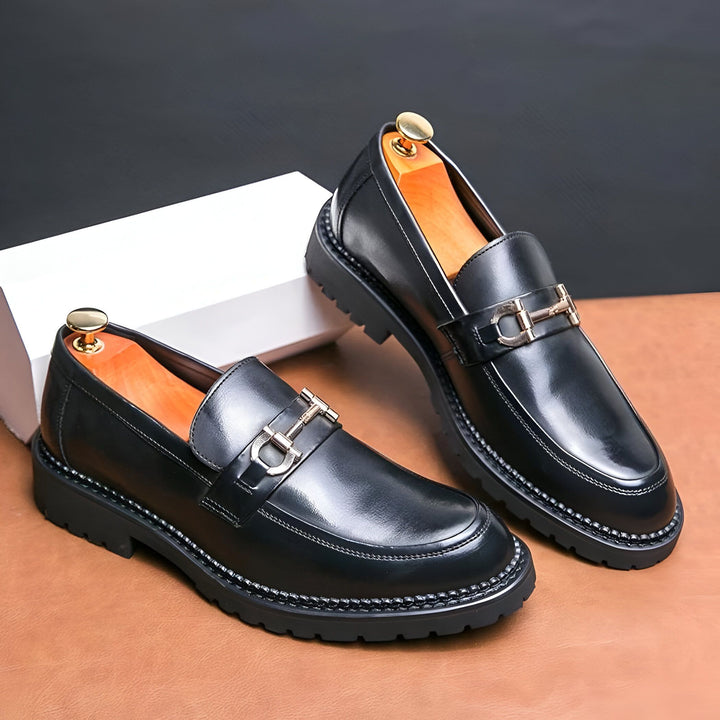 Mocassins noirs en cuir pour hommes, avec détails dorés et embauchoirs, élégance et style., 45286714114229,45286714146997,45286714179765,45286714212533,45286714245301,45286714278069,45286714310837,45286714343605,45286714376373,45286714409141,45286714441909,45286714474677,45286714507445,45286714540213