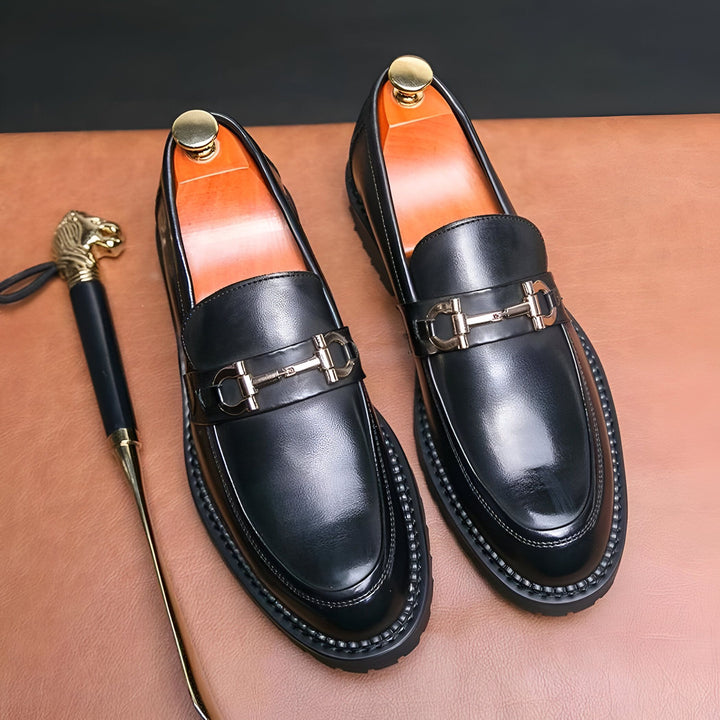 Mocassins noirs en cuir avec boucle dorée, présentés avec un chausse-pied doré à tête de lion. Chaussures élégantes pour hommes, parfaites pour un look sophistiqué., 45286714114229,45286714146997,45286714179765,45286714212533,45286714245301,45286714278069,45286714310837,45286714343605,45286714376373,45286714409141,45286714441909,45286714474677,45286714507445,45286714540213