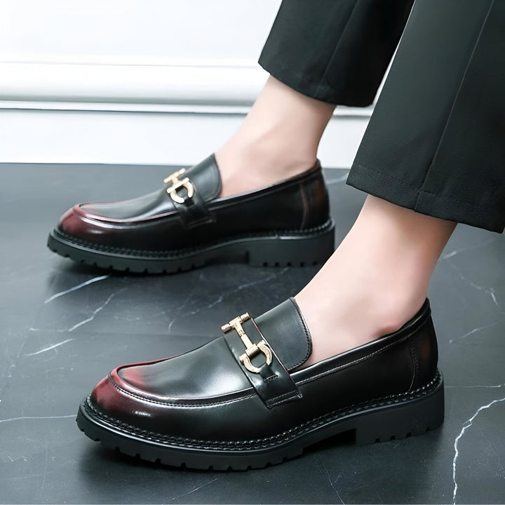 Gros plan de mocassins noirs en cuir pour hommes avec ornements dorés. Chaussures élégantes avec des détails rouges, portées avec un pantalon noir. Mode masculine sophistiquée., 45286714114229,45286714146997,45286714179765,45286714212533,45286714245301,45286714278069,45286714310837,45286714343605,45286714376373,45286714409141,45286714441909,45286714474677,45286714507445,45286714540213