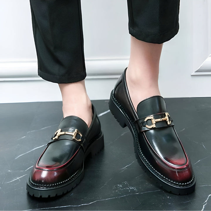 Gros plan sur des mocassins noirs et bordeaux en cuir pour homme, avec une boucle dorée distinctive. Idéal pour un look élégant et moderne. Chaussures de ville., 45286714114229,45286714146997,45286714179765,45286714212533,45286714245301,45286714278069,45286714310837,45286714343605,45286714376373,45286714409141,45286714441909,45286714474677,45286714507445,45286714540213