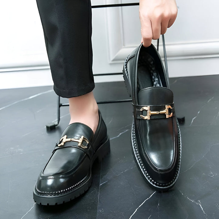 Homme portant des mocassins noirs en cuir avec boucle dorée. Chaussures élégantes et modernes pour homme. Idée de tenue formelle. Mode masculine., 45286714114229,45286714146997,45286714179765,45286714212533,45286714245301,45286714278069,45286714310837,45286714343605,45286714376373,45286714409141,45286714441909,45286714474677,45286714507445,45286714540213