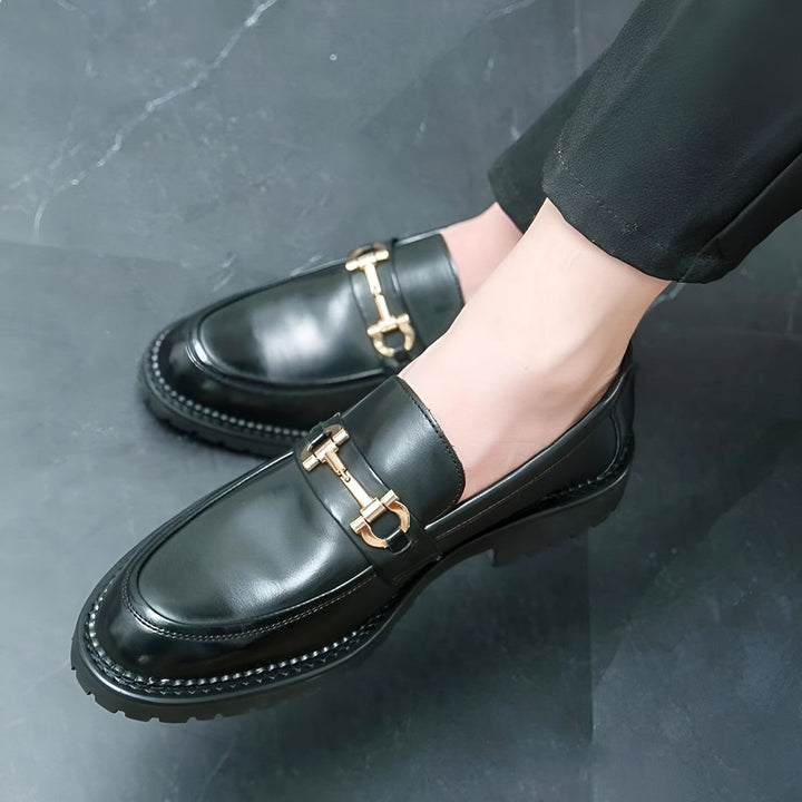 Gros plan de mocassins noirs en cuir avec une boucle dorée, portés par une personne. Chaussures élégantes pour hommes., 45286714114229,45286714146997,45286714179765,45286714212533,45286714245301,45286714278069,45286714310837,45286714343605,45286714376373,45286714409141,45286714441909,45286714474677,45286714507445,45286714540213