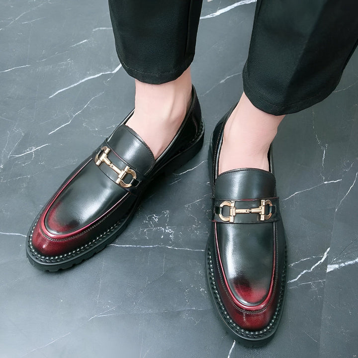 Gros plan de mocassins élégants en cuir noir et bordeaux pour hommes, avec détails dorés. Chaussures habillées sur un sol en marbre., 45286714114229,45286714146997,45286714179765,45286714212533,45286714245301,45286714278069,45286714310837,45286714343605,45286714376373,45286714409141,45286714441909,45286714474677,45286714507445,45286714540213