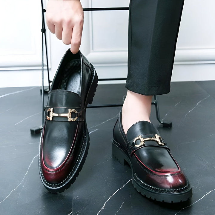 Homme tenant une paire de mocassins en cuir noir et bordeaux avec boucle dorée, style élégant et raffiné., 45286714114229,45286714146997,45286714179765,45286714212533,45286714245301,45286714278069,45286714310837,45286714343605,45286714376373,45286714409141,45286714441909,45286714474677,45286714507445,45286714540213