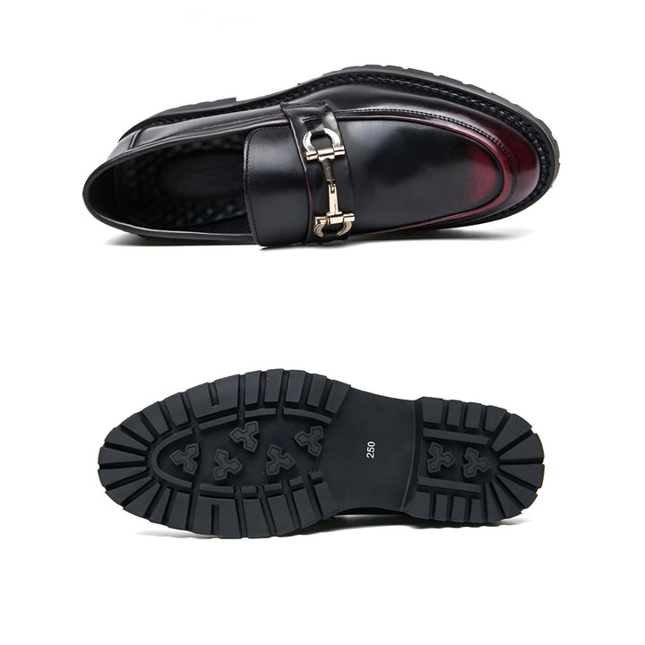 Mocassin homme en cuir bordeaux et noir, orné d'une boucle argentée. Vue du dessus et de la semelle crantée noire. Chaussure élégante et confortable pour homme, taille 250., 45286714114229,45286714146997,45286714179765,45286714212533,45286714245301,45286714278069,45286714310837,45286714343605,45286714376373,45286714409141,45286714441909,45286714474677,45286714507445,45286714540213