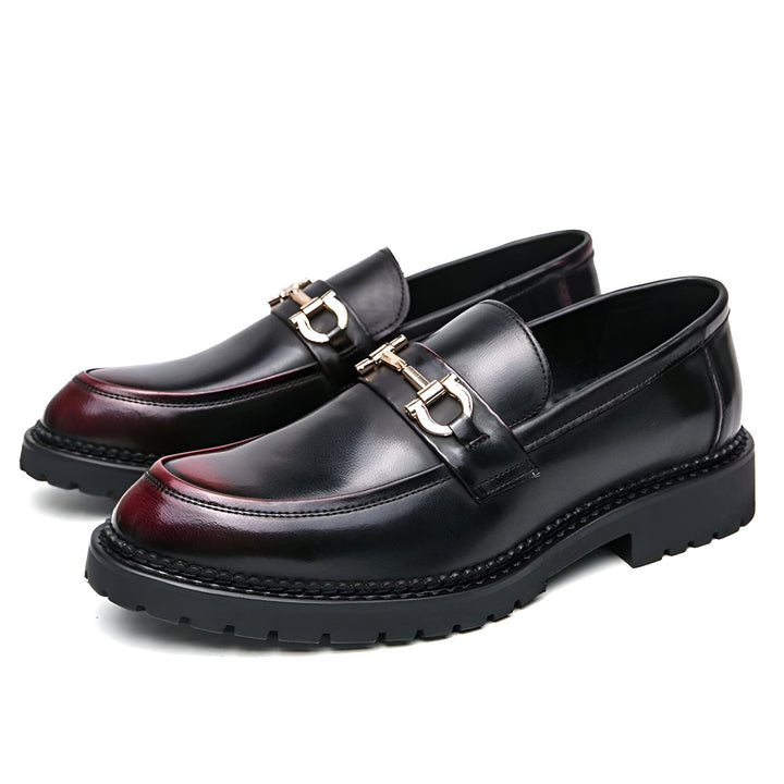 Paire de mocassins classiques noirs pour hommes, avec une boucle dorée. Chaussures élégantes en cuir, idéales pour une tenue formelle ou décontractée chic. Mode masculine., 45286714114229,45286714146997,45286714179765,45286714212533,45286714245301,45286714278069,45286714310837,45286714343605,45286714376373,45286714409141,45286714441909,45286714474677,45286714507445,45286714540213