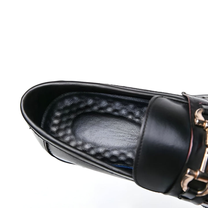 Vue rapprochée d'un mocassin noir en cuir. La semelle intérieure semble être rembourrée pour plus de confort. Détail d'une boucle décorative sur le dessus. Chaussure élégante pour homme., 45286714114229,45286714146997,45286714179765,45286714212533,45286714245301,45286714278069,45286714310837,45286714343605,45286714376373,45286714409141,45286714441909,45286714474677,45286714507445,45286714540213