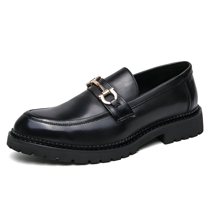 Mocassin noir en cuir pour homme, avec boucle dorée sur le dessus et semelle épaisse crantée. Chaussure élégante et confortable., 45286714114229,45286714146997,45286714179765,45286714212533,45286714245301,45286714278069,45286714310837,45286714343605,45286714376373,45286714409141,45286714441909,45286714474677,45286714507445,45286714540213