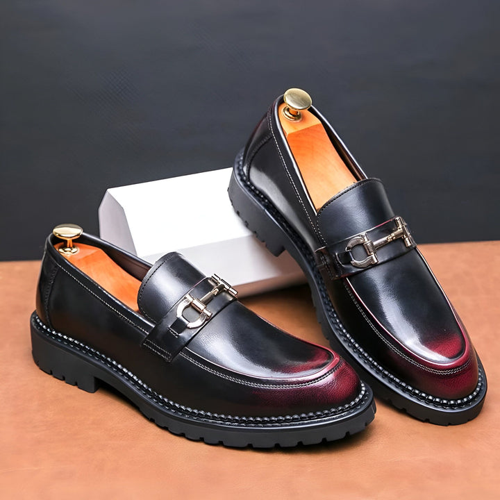 Deux mocassins élégants en cuir noir et bordeaux, avec des ornements métalliques dorés. Chaussures de ville pour homme avec embauchoirs visibles. Style classique et raffiné., 45286714114229,45286714146997,45286714179765,45286714212533,45286714245301,45286714278069,45286714310837,45286714343605,45286714376373,45286714409141,45286714441909,45286714474677,45286714507445,45286714540213