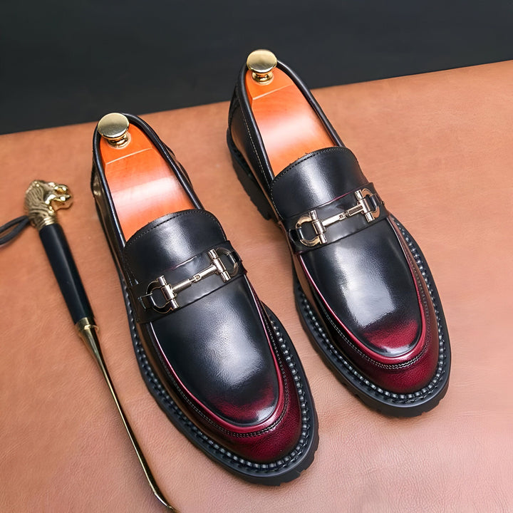 Mocassins élégants en cuir noir et bordeaux avec boucle dorée et embauchoirs. Chaussures habillées pour hommes, style classique et raffiné., 45286714114229,45286714146997,45286714179765,45286714212533,45286714245301,45286714278069,45286714310837,45286714343605,45286714376373,45286714409141,45286714441909,45286714474677,45286714507445,45286714540213