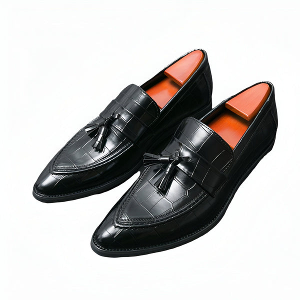 Paire de mocassins en cuir noir à motif crocodile avec glands, posés sur un fond blanc. Chaussures élégantes pour homme avec embauchoirs en bois., 45287072923829,45287072956597,45287072989365,45287073022133,45287073054901,45287073087669,45287073120437,45287073153205,45287073185973