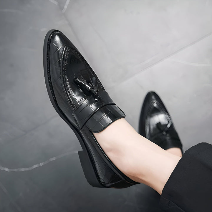 Mocassins noirs pour hommes avec détails à glands et motif peau de crocodile, portés avec un pantalon noir. Chaussures élégantes et sophistiquées pour un look professionnel., 45287072923829,45287072956597,45287072989365,45287073022133,45287073054901,45287073087669,45287073120437,45287073153205,45287073185973