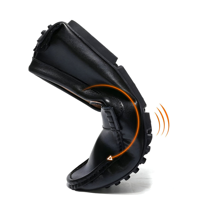 Mocassin noir en cuir flexible, semelle souple et confortable. Chaussure pour homme montrant sa flexibilité avec un design moderne., 45287147307189,45287147339957,45287147372725,45287147405493,45287147438261,45287147471029,45287147503797,45287147536565,45287147569333,45287147602101,45287147634869,45287147667637,45287147700405,45287147733173,45287147765941,45287147798709,45287147831477,45287147864245,45287147897013,45287147929781,45287147962549,45287147995317