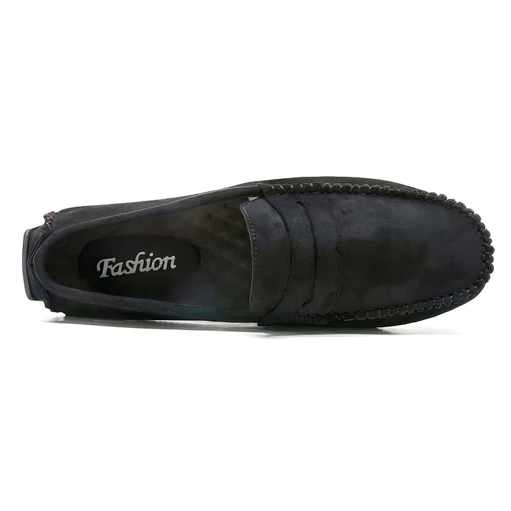 Vue du dessus d'un mocassin noir avec l'inscription "Fashion" à l'intérieur. Chaussure décontractée pour homme en cuir., 45287111229621,45287111262389,45287111295157,45287111327925,45287111360693,45287111393461,45287111426229