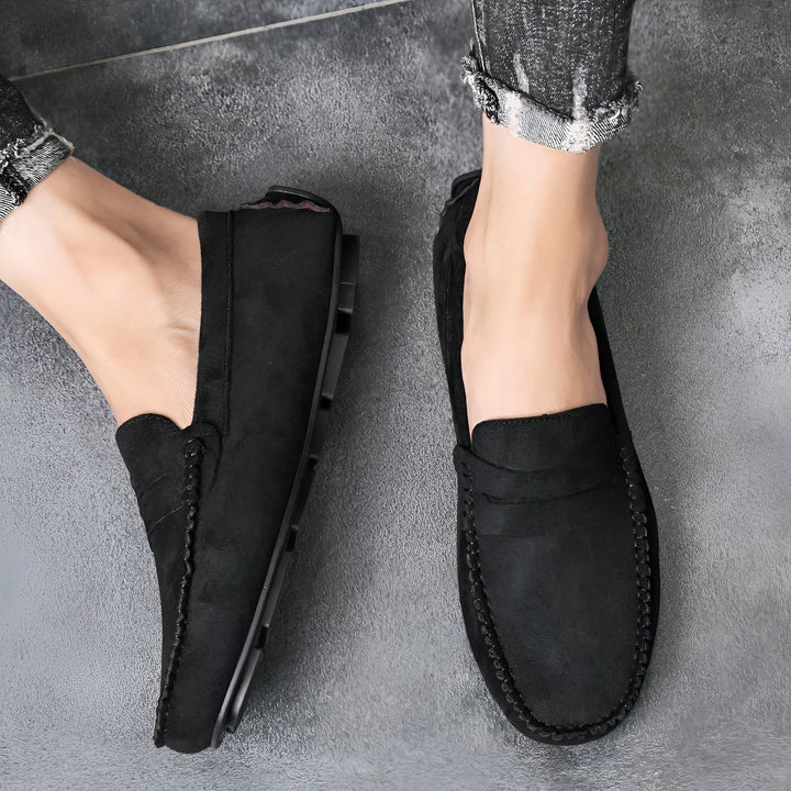 Vue de dessus des mocassins noirs portés avec un jean décontracté, style élégant et confortable. Chaussures en daim, parfaites pour un look décontracté chic., 45287111229621,45287111262389,45287111295157,45287111327925,45287111360693,45287111393461,45287111426229