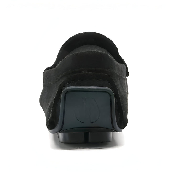 Vue arrière d'un mocassin noir en daim avec un talon en caoutchouc présentant un logo. Chaussure élégante et confortable., 45287111229621,45287111262389,45287111295157,45287111327925,45287111360693,45287111393461,45287111426229