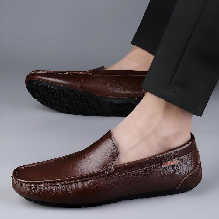 Mocassins en cuir marron pour homme, style décontracté et élégant. Chaussures confortables avec semelle noire. Détail "Fashion" sur le côté., 45287146324149,45287146356917,45287146389685,45287146422453,45287146455221,45287146487989,45287146520757,45287146553525,45287146586293,45287146619061,45287146651829,45287146684597,45287146717365,45287146750133,45287146782901,45287146815669,45287146848437,45287146881205,45287146913973,45287146946741,45287146979509,45287147012277