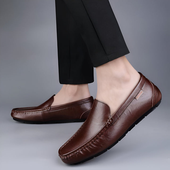 Mocassins en cuir marron portés avec un pantalon noir. Chaussures élégantes et confortables pour hommes., 45287146324149,45287146356917,45287146389685,45287146422453,45287146455221,45287146487989,45287146520757,45287146553525,45287146586293,45287146619061,45287146651829,45287146684597,45287146717365,45287146750133,45287146782901,45287146815669,45287146848437,45287146881205,45287146913973,45287146946741,45287146979509,45287147012277