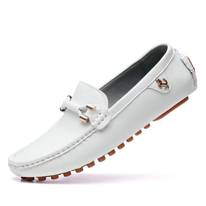 Mocassin blanc en cuir pour homme, avec une semelle marron en caoutchouc à picots. Détails dorés sur le dessus et un petit logo de cheval doré sur le côté. Chaussure élégante et confortable., 45286739837109,45286739869877,45286739902645,45286739935413,45286739968181,45286740000949,45286740033717,45286740066485,45286740099253,45286740132021,45286740164789,45286740197557,45286740230325,45286740263093,45286740295861,45286740328629,45286740361397,45286740394165,45286740426933,45286740459701,4528674049