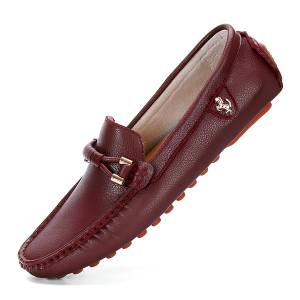 Mocassin bordeaux pour homme. Chaussure en cuir avec détail nœud et boucle dorée. Semelle orange à picots. Confortable et élégant, idéal pour un look décontracté chic. Logo cheval doré sur le côté., 45286739837109,45286739869877,45286739902645,45286739935413,45286739968181,45286740000949,45286740033717,45286740066485,45286740099253,45286740132021,45286740164789,45286740197557,45286740230325,45286740263093,45286740295861,45286740328629,45286740361397,45286740394165,45286740426933,45286740459701
