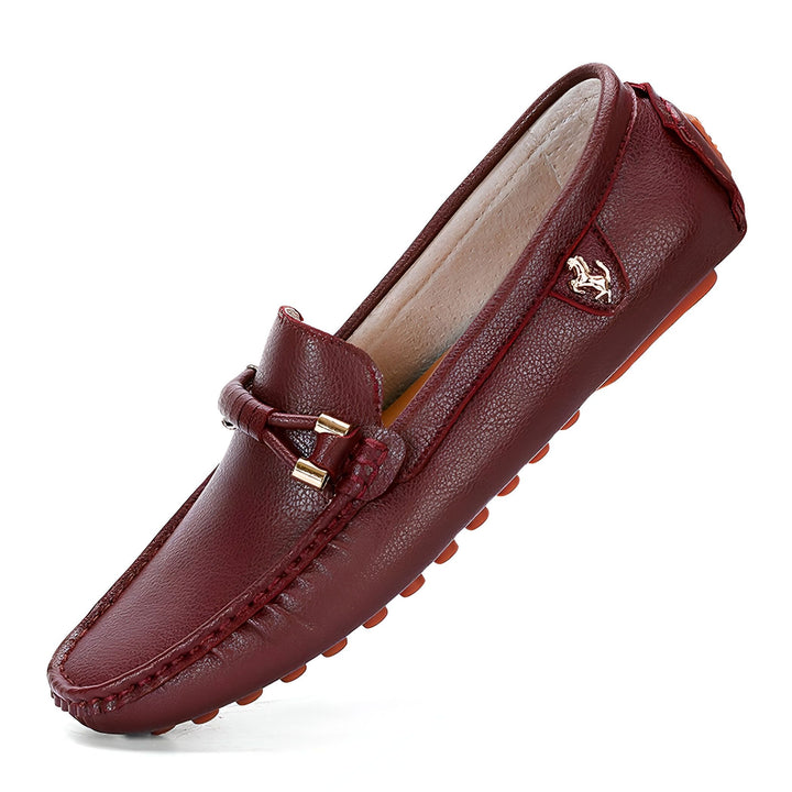 Mocassin bordeaux pour homme. Chaussure en cuir avec détail nœud et boucle dorée. Semelle orange à picots. Confortable et élégant, idéal pour un look décontracté chic. Logo cheval doré sur le côté., 45286739837109,45286739869877,45286739902645,45286739935413,45286739968181,45286740000949,45286740033717,45286740066485,45286740099253,45286740132021,45286740164789,45286740197557,45286740230325,45286740263093,45286740295861,45286740328629,45286740361397,45286740394165,45286740426933,45286740459701