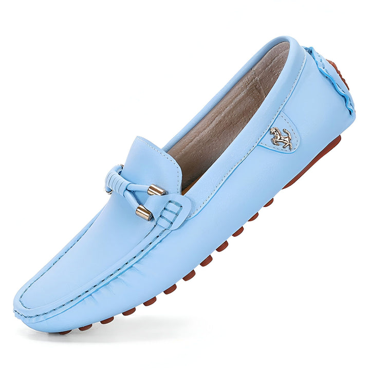 Mocassin en cuir bleu ciel pour homme, avec détail de nœud et logo cheval. Chaussure confortable et élégante, idéale pour le printemps et l'été. Semelle marron à picots., 45286739837109,45286739869877,45286739902645,45286739935413,45286739968181,45286740000949,45286740033717,45286740066485,45286740099253,45286740132021,45286740164789,45286740197557,45286740230325,45286740263093,45286740295861,45286740328629,45286740361397,45286740394165,45286740426933,45286740459701,45286740492469,45286740525237,4