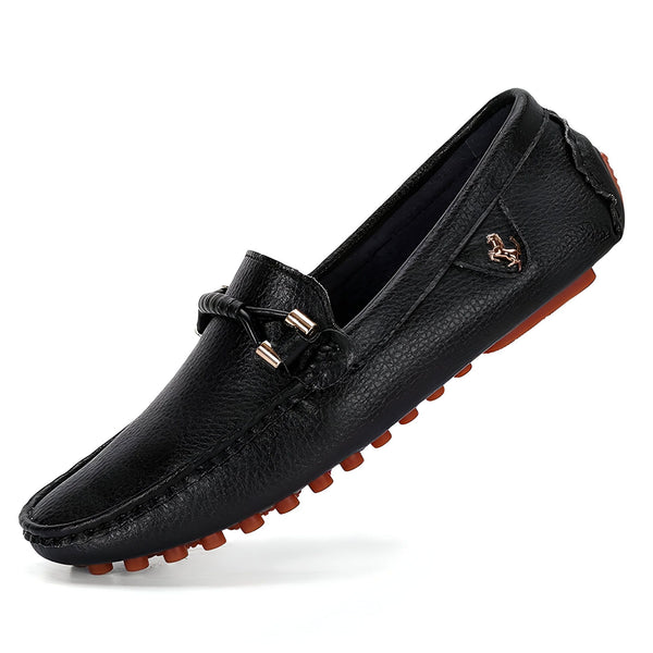 Mocassin en cuir noir pour homme, avec une semelle rouge contrastante. Détails incluent un nœud décoratif et un petit logo doré en forme de cheval. Chaussure décontractée et élégante., 45286739837109,45286739869877,45286739902645,45286739935413,45286739968181,45286740000949,45286740033717,45286740066485,45286740099253,45286740132021,45286740164789,45286740197557,45286740230325,45286740263093,45286740295861,45286740328629,45286740361397,45286740394165,45286740426933,45286740459701,45286740492469,45