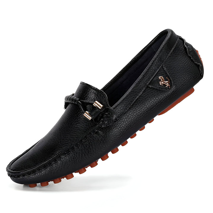 Mocassin en cuir noir pour homme, avec une semelle rouge contrastante. Détails incluent un nœud décoratif et un petit logo doré en forme de cheval. Chaussure décontractée et élégante., 45286739837109,45286739869877,45286739902645,45286739935413,45286739968181,45286740000949,45286740033717,45286740066485,45286740099253,45286740132021,45286740164789,45286740197557,45286740230325,45286740263093,45286740295861,45286740328629,45286740361397,45286740394165,45286740426933,45286740459701,45286740492469,45