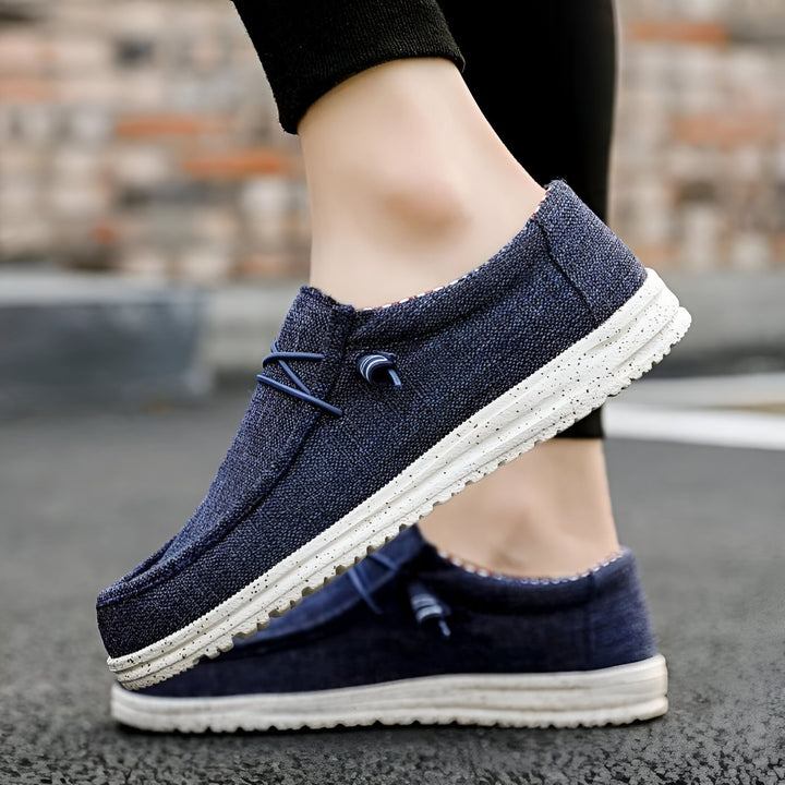 Chaussures décontractées en toile bleu marine pour homme avec semelle blanche mouchetée, style espadrille. Idéales pour un look décontracté et confortable., 45286730367157,45286730399925,45286730432693,45286730465461,45286730498229,45286730530997,45286730563765,45286730596533,45286730629301,45286730662069,45286730694837,45286730727605,45286730760373,45286730793141,45286730825909,45286730858677,45286730891445,45286730924213,45286730956981,45286730989749,45286731022517,45286731055285