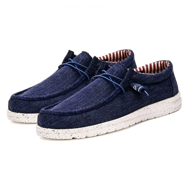 Paire de chaussures décontractées en denim bleu marine. Fermeture à lacets bleus. Semelle blanche mouchetée. Doublure intérieure rayée rouge et blanc., 45286730367157,45286730399925,45286730432693,45286730465461,45286730498229,45286730530997,45286730563765,45286730596533,45286730629301,45286730662069,45286730694837,45286730727605,45286730760373,45286730793141,45286730825909,45286730858677,45286730891445,45286730924213,45286730956981,45286730989749,45286731022517,45286731055285
