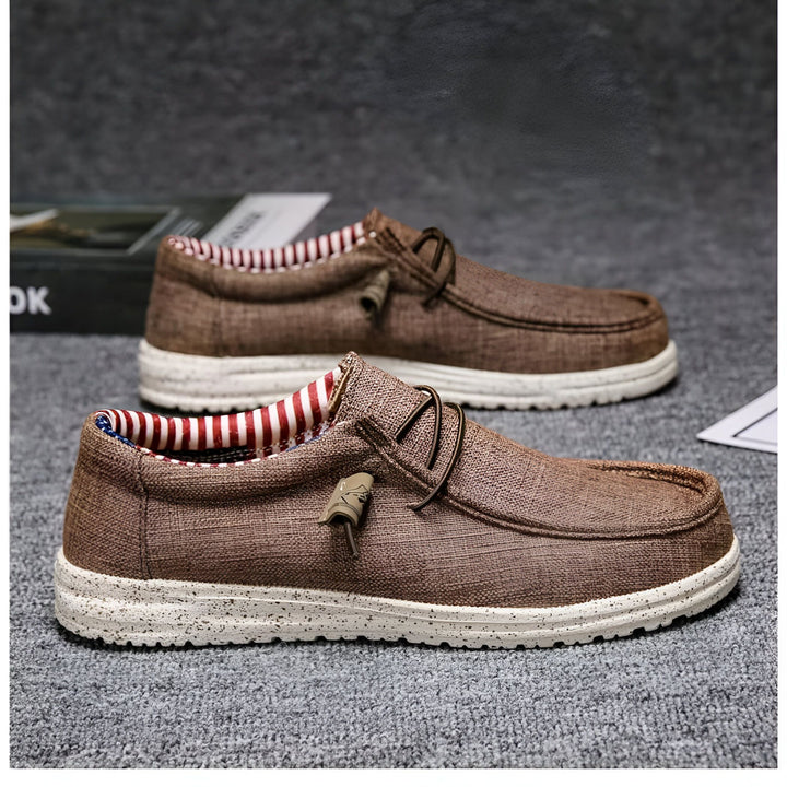 Deux mocassins marron clair en toile avec semelles blanches mouchetées et intérieur rayé rouge et blanc., 45286730367157,45286730399925,45286730432693,45286730465461,45286730498229,45286730530997,45286730563765,45286730596533,45286730629301,45286730662069,45286730694837,45286730727605,45286730760373,45286730793141,45286730825909,45286730858677,45286730891445,45286730924213,45286730956981,45286730989749,45286731022517,45286731055285