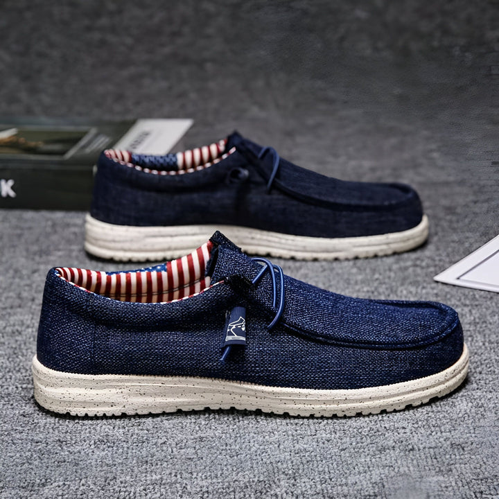 Paire de chaussures décontractées en jean bleu avec des lacets bleus. L'intérieur est rayé rouge et blanc. La semelle est blanche., 45286730367157,45286730399925,45286730432693,45286730465461,45286730498229,45286730530997,45286730563765,45286730596533,45286730629301,45286730662069,45286730694837,45286730727605,45286730760373,45286730793141,45286730825909,45286730858677,45286730891445,45286730924213,45286730956981,45286730989749,45286731022517,45286731055285