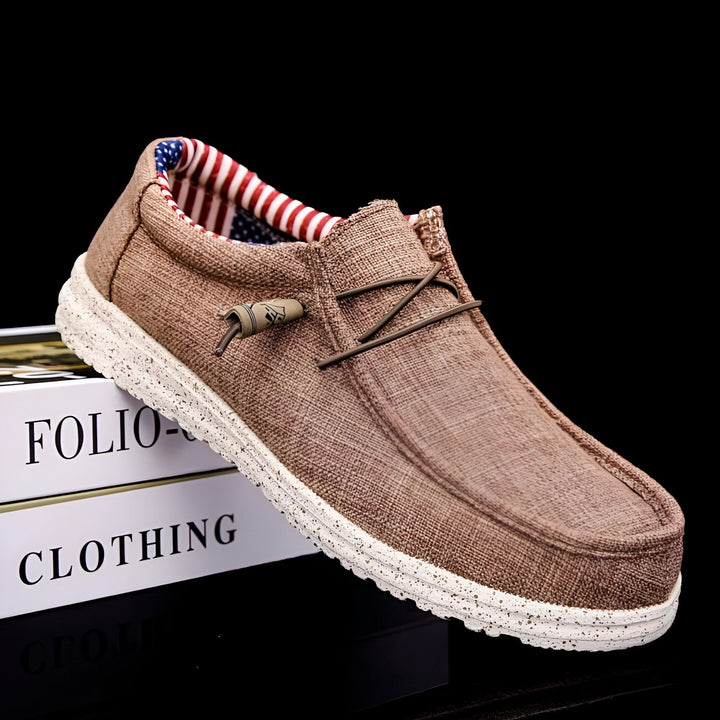 Chaussure décontractée marron avec semelle blanche et lacet décoratif. L'intérieur est rayé rouge et blanc, avec des étoiles bleues, reposant sur des livres., 45286730367157,45286730399925,45286730432693,45286730465461,45286730498229,45286730530997,45286730563765,45286730596533,45286730629301,45286730662069,45286730694837,45286730727605,45286730760373,45286730793141,45286730825909,45286730858677,45286730891445,45286730924213,45286730956981,45286730989749,45286731022517,45286731055285