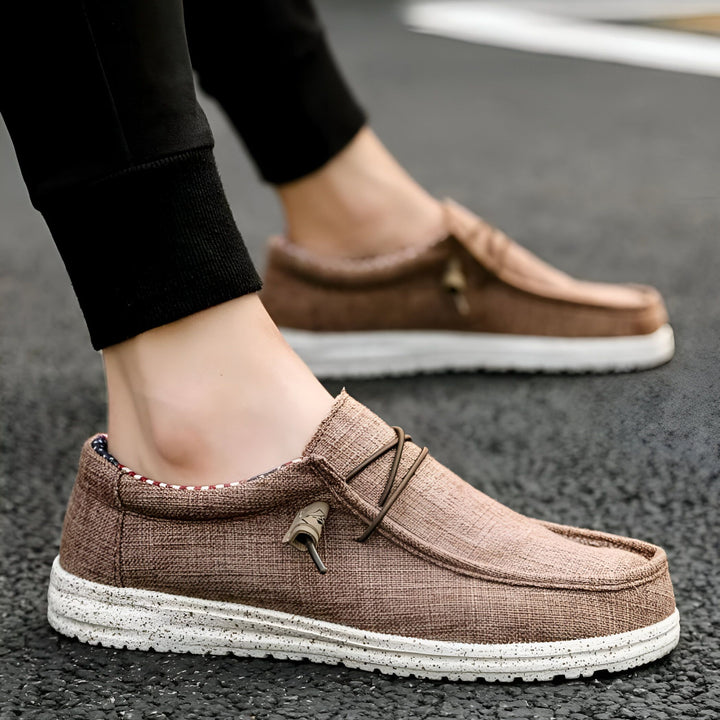 Chaussures décontractées marron pour hommes, style mocassin avec semelle blanche, portées avec un pantalon noir., 45286730367157,45286730399925,45286730432693,45286730465461,45286730498229,45286730530997,45286730563765,45286730596533,45286730629301,45286730662069,45286730694837,45286730727605,45286730760373,45286730793141,45286730825909,45286730858677,45286730891445,45286730924213,45286730956981,45286730989749,45286731022517,45286731055285