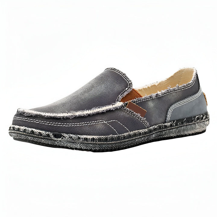 Mocassin décontracté gris en toile pour homme, style slip-on avec détails usés et couture contrastée. Chaussure confortable et facile à porter., 45286737084597,45286737117365,45286737150133,45286737182901,45286737215669,45286737248437,45286737281205,45286737313973,45286737346741,45286737379509,45286737412277,45286737445045,45286737477813,45286737510581,45286737543349,45286737576117,45286737608885,45286737641653,45286737674421,45286737707189,45286737739957,45286737772725,45286737805493,45286737838261