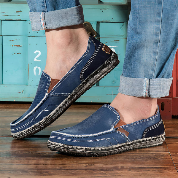 Homme portant des mocassins bleus en toile avec un jean décontracté. Chaussures d'été confortables, style décontracté. Idéal pour un look tendance et relax., 45286737084597,45286737117365,45286737150133,45286737182901,45286737215669,45286737248437,45286737281205,45286737313973,45286737346741,45286737379509,45286737412277,45286737445045,45286737477813,45286737510581,45286737543349,45286737576117,45286737608885,45286737641653,45286737674421,45286737707189,45286737739957,45286737772725,45286737805493,