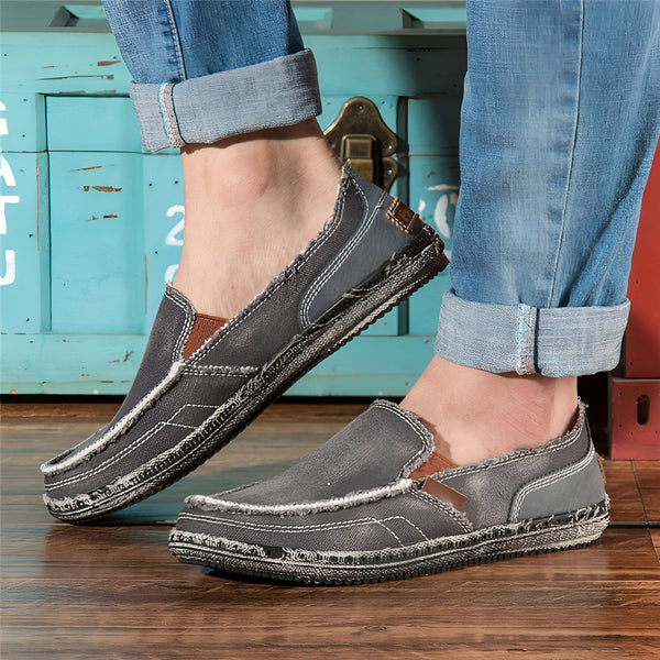Homme portant des mocassins décontractés gris en toile avec un jean, devant une caisse en bois colorée. Chaussures confortables et stylées pour tous les jours., 45286737084597,45286737117365,45286737150133,45286737182901,45286737215669,45286737248437,45286737281205,45286737313973,45286737346741,45286737379509,45286737412277,45286737445045,45286737477813,45286737510581,45286737543349,45286737576117,45286737608885,45286737641653,45286737674421,45286737707189,45286737739957,45286737772725,45286737805493,