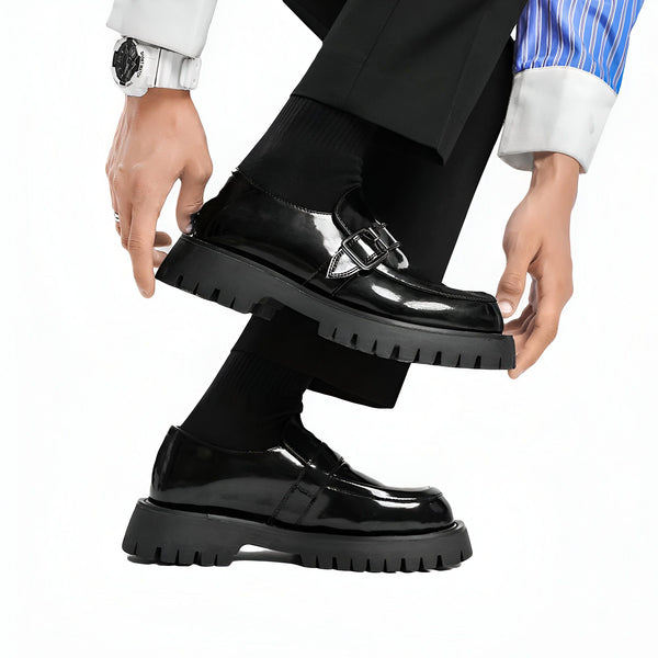 Gros plan de chaussures vernies noires à semelles épaisses, portées avec des chaussettes noires et un pantalon noir. Les mains ajustent une chaussure. Détails mode, style., 45286900138165,45286900170933,45286900203701,45286900236469,45286900269237,45286900302005,45286900334773