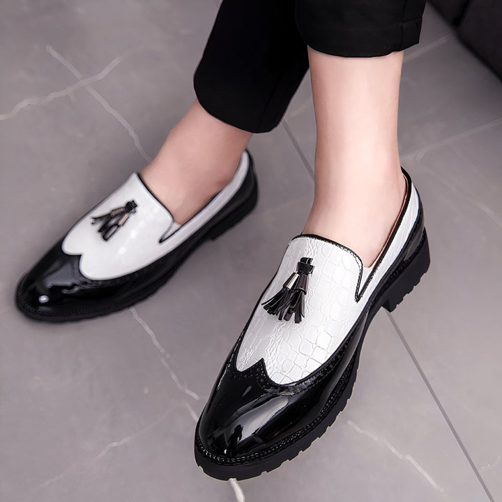Gros plan sur des mocassins élégants bicolores (noir et blanc) avec glands décoratifs. Chaussures en cuir verni pour hommes, style formel ou décontracté chic. Idéal pour une tenue soignée., 45287061323957,45287061356725,45287061389493,45287061422261,45287061455029,45287061487797,45287061520565,45287061553333,45287061586101