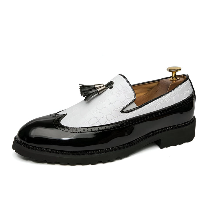 Mocassin homme bicolore noir et blanc à glands. Chaussure élégante en cuir verni et motif crocodile, idéale pour une tenue chic et décontractée., 45287061323957,45287061356725,45287061389493,45287061422261,45287061455029,45287061487797,45287061520565,45287061553333,45287061586101