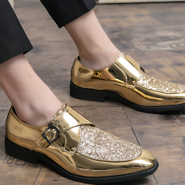 Gros plan sur des chaussures de ville dorées pour homme. Chaussures brillantes avec détails pailletés et boucles, posées sur un parquet en bois. Style élégant et moderne., 45287061618869,45287061651637,45287061684405,45287061717173,45287061749941,45287061782709,45287061815477,45287061848245,45287061881013,45287061913781,45287061946549,45287061979317,45287062012085,45287062044853,45287062077621,45287062110389,45287062143157,45287062175925,45287062208693,45287062241461,45287062274229,45287062306997