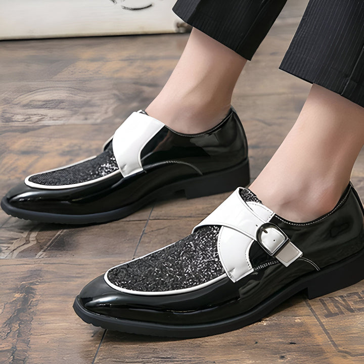 Gros plan de chaussures de ville pour homme, vernies noires et blanches, avec une boucle, posées sur un parquet. Élégance et style., 45287061618869,45287061651637,45287061684405,45287061717173,45287061749941,45287061782709,45287061815477,45287061848245,45287061881013,45287061913781,45287061946549,45287061979317,45287062012085,45287062044853,45287062077621,45287062110389,45287062143157,45287062175925,45287062208693,45287062241461,45287062274229,45287062306997